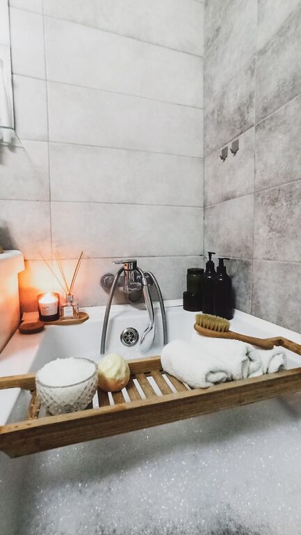Jak zaplanować prosty wieczór self-care w domu